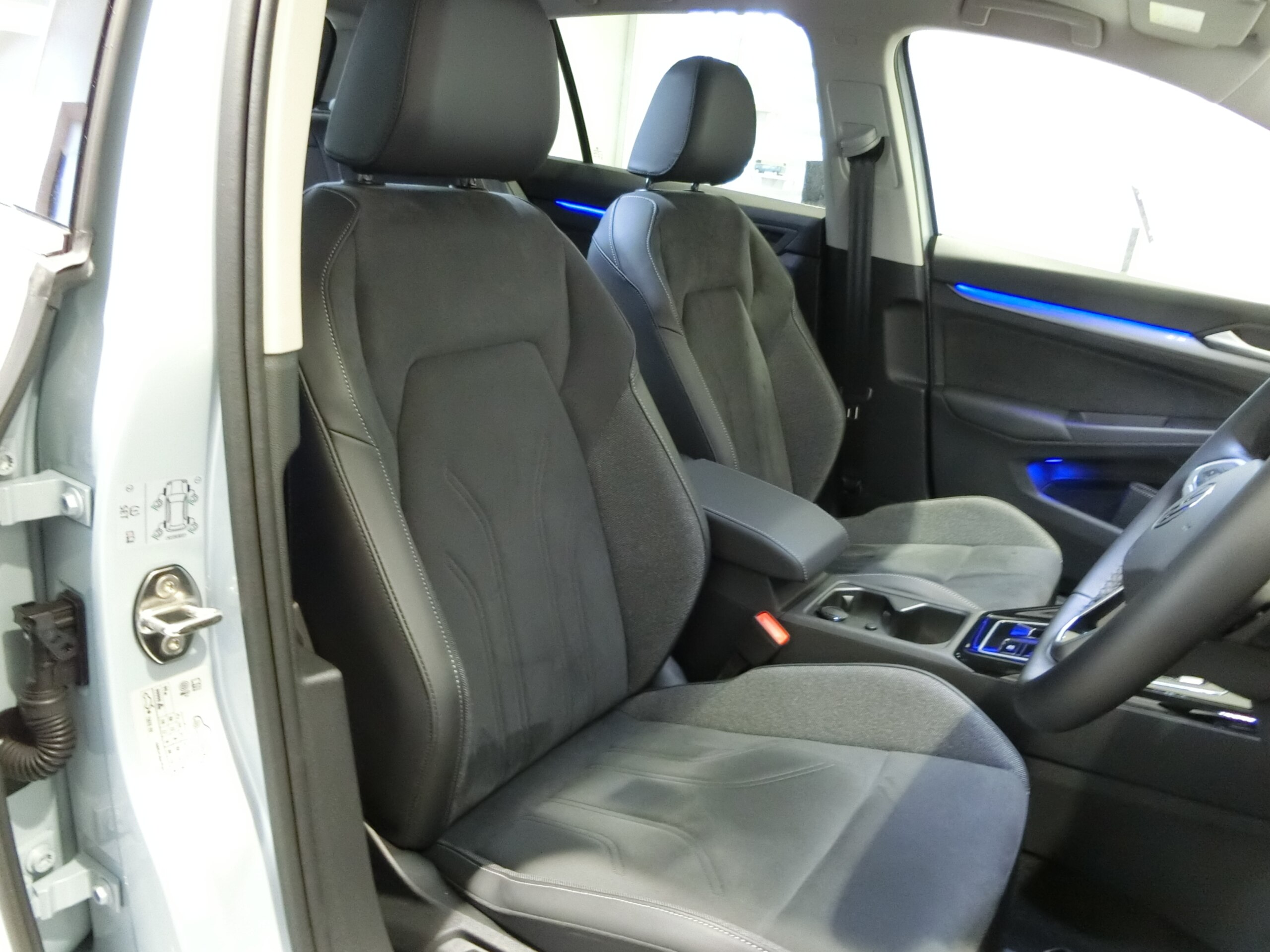 Volkswagen Golf eTSI Style — photo 8