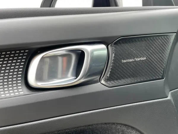 Volvo XC40 B4 AWD R Design 4WD 1 Owner SR Apple CarPlay Harman Kardon 360 Camera Power Back Door Genuine Navi ACC Seat Heater Steering Heater Power Seat Presence Blind Spot Auto Light Rain Sensor Parking Assist (White) — photo 9