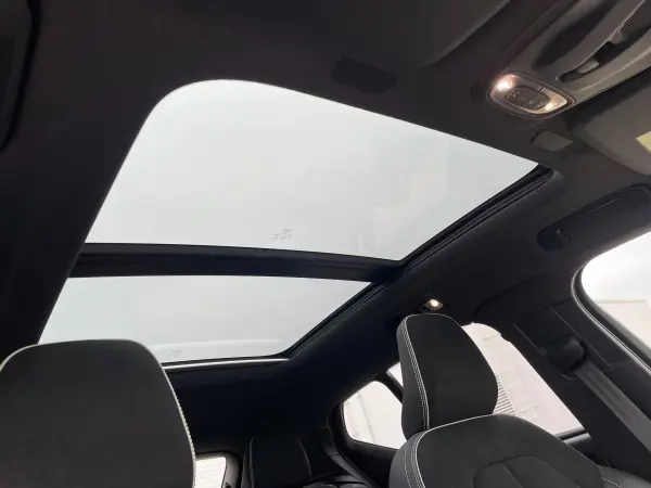 2022 Volvo Xc40 — photo 2