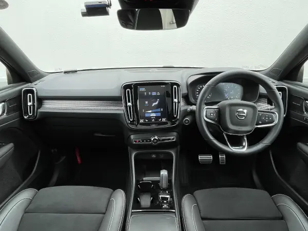 2022 Volvo Xc40 — photo 3