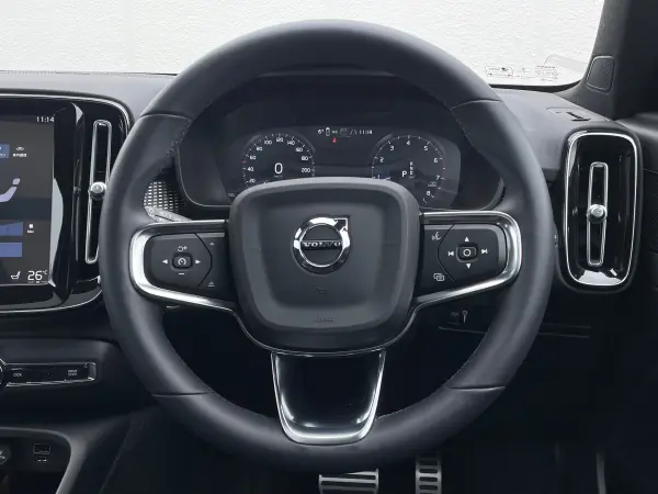 Volvo XC40 B4 AWD R Design 4WD 1 Owner SR Apple CarPlay Harman Kardon 360 Camera Power Back Door Genuine Navi ACC Seat Heater Steering Heater Power Seat Presence Blind Spot Auto Light Rain Sensor Parking Assist (White) — photo 7