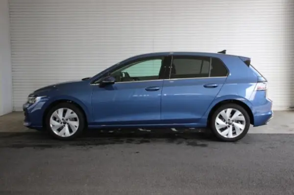 2025 Volkswagen Golf — photo 2