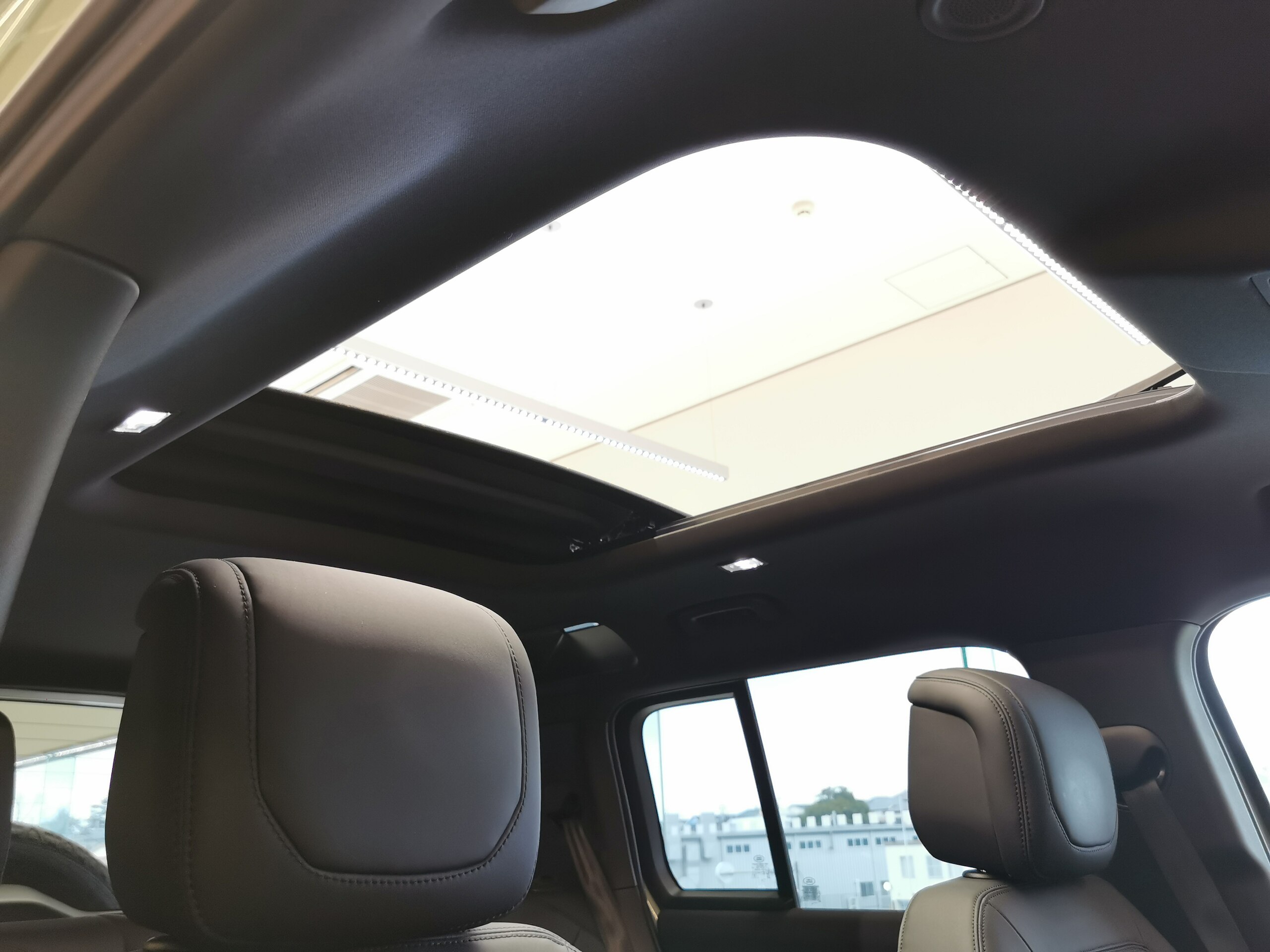 2023 Landrover Defender — photo 3