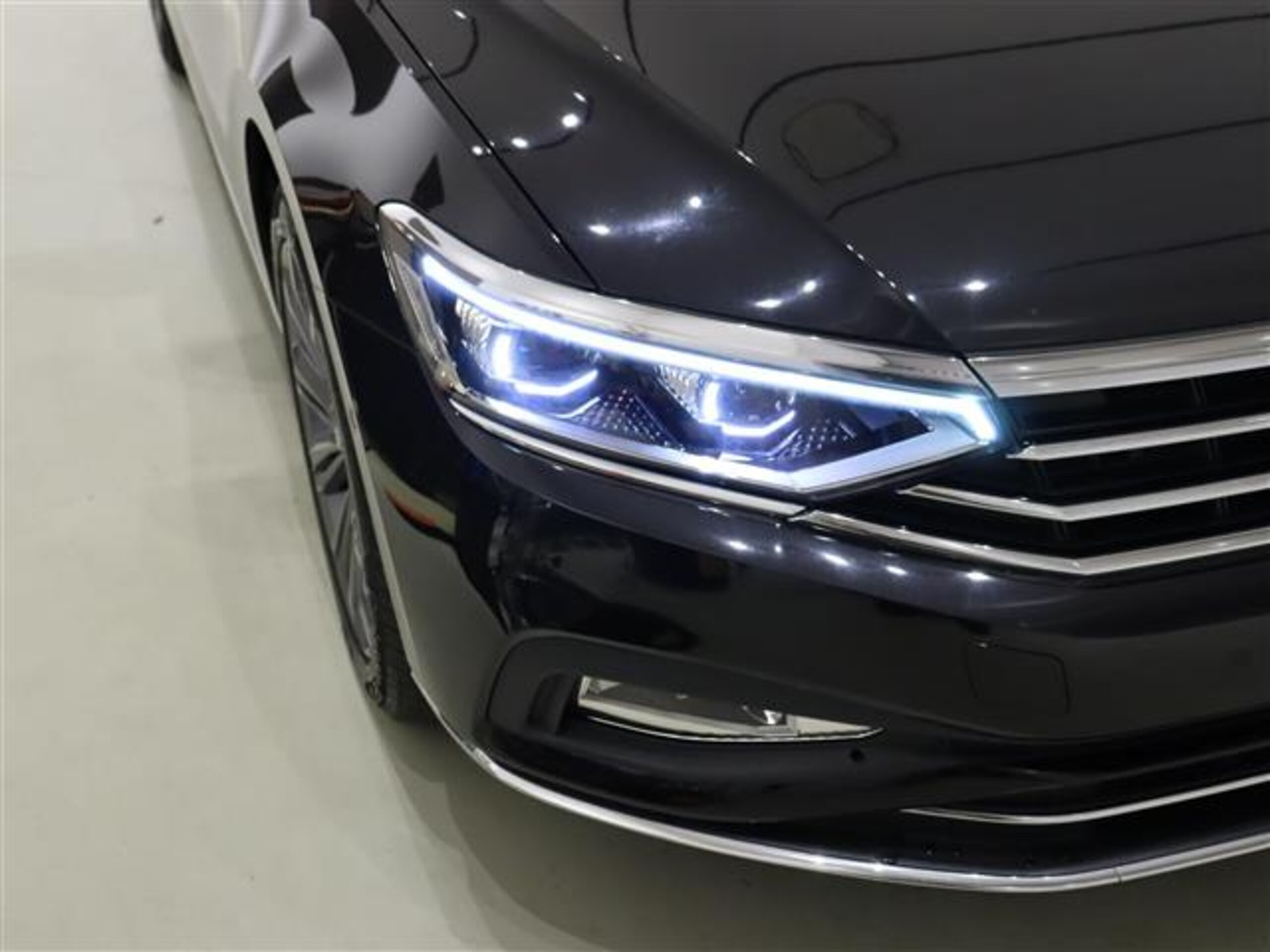 Volkswagen Passat Variant TDI Elegance Advance Diesel Turbo Black Leather Seats HUD ACC LKA BSM Collision Mitigation Braking 360° Camera Apple CarPlay Power Seats Seat Heaters Power Tailgate LED Headlights — photo 8