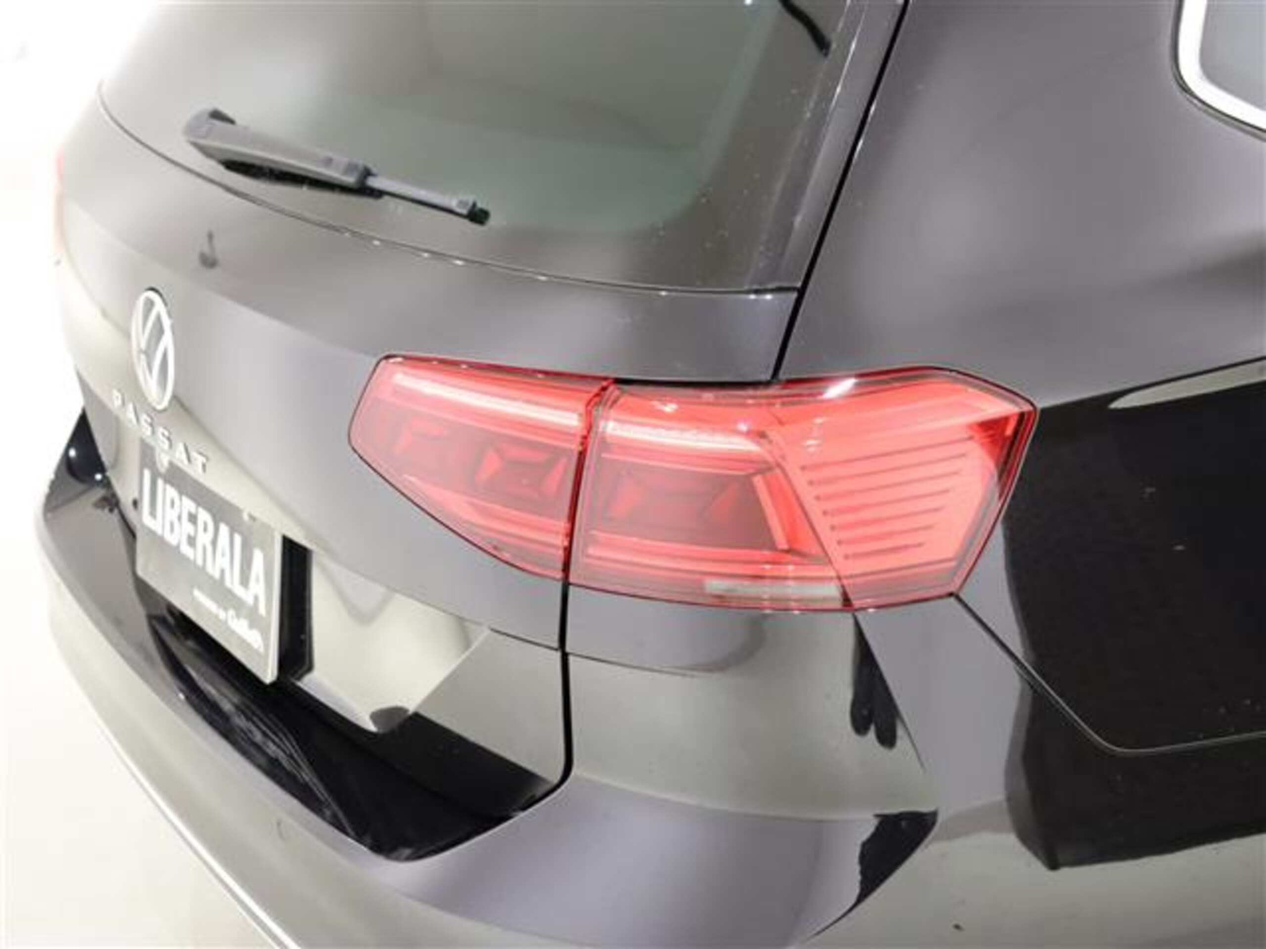 Volkswagen Passat Variant TDI Elegance Advance Diesel Turbo Black Leather Seats HUD ACC LKA BSM Collision Mitigation Braking 360° Camera Apple CarPlay Power Seats Seat Heaters Power Tailgate LED Headlights — photo 9