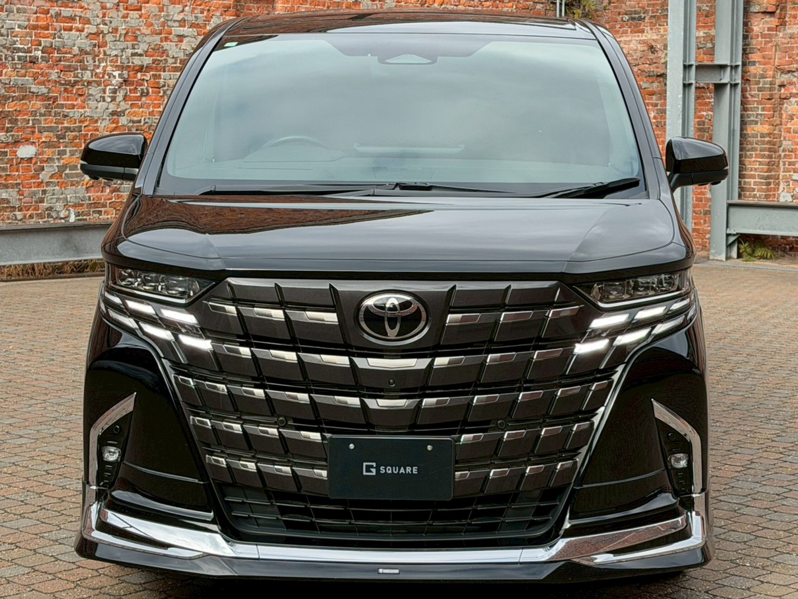 2023 Toyota Alphard — photo 2