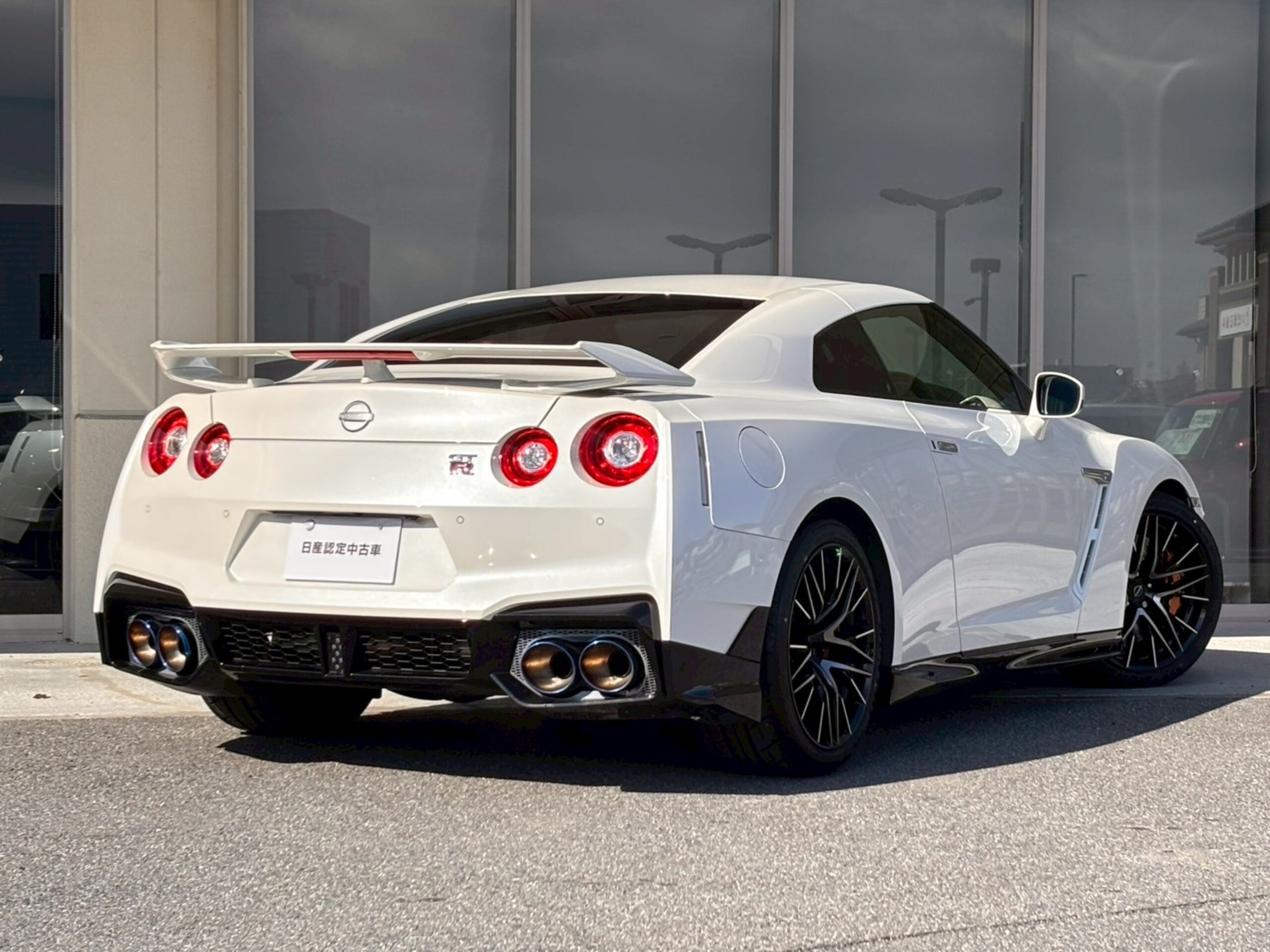 2025 Nissan Gt-r — photo 2