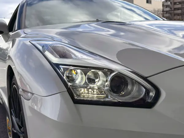 Nissan GT-R 3.8 Black Edition 4WD MY25 Final Model Showroom Display Privacy Glass BOSE Sound Recaro-Style Genuine Leather Seats Genuine Floor Mats Thatcher Anti-Theft System FUJITSUBO Titanium Alloy Muffler RAYS Forged Aluminum Wheels One Owner LED Headlights (Brilliant White Pearl 3 Coat Pearl) — photo 9