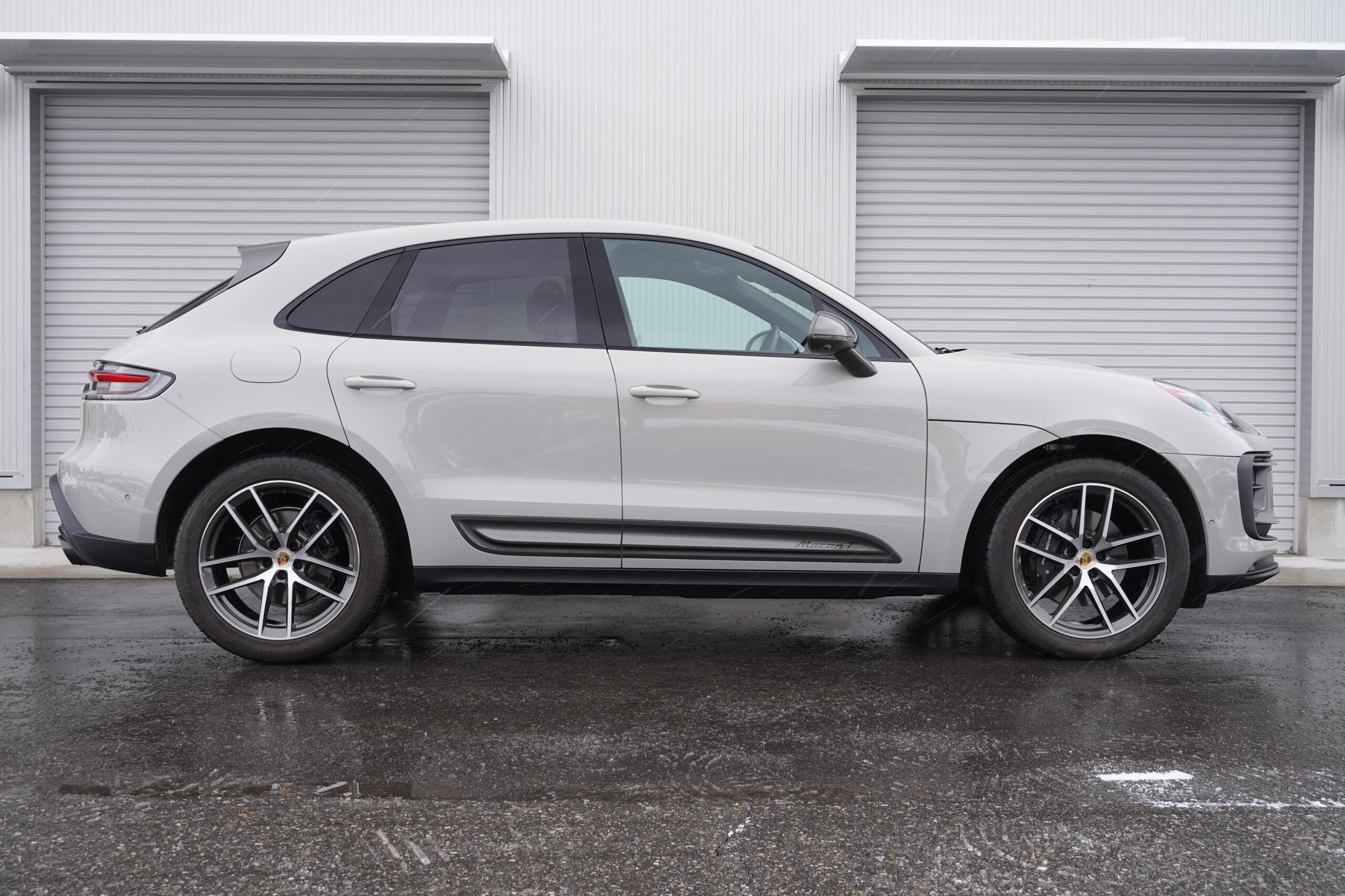 2025 Porsche Macan — photo 2