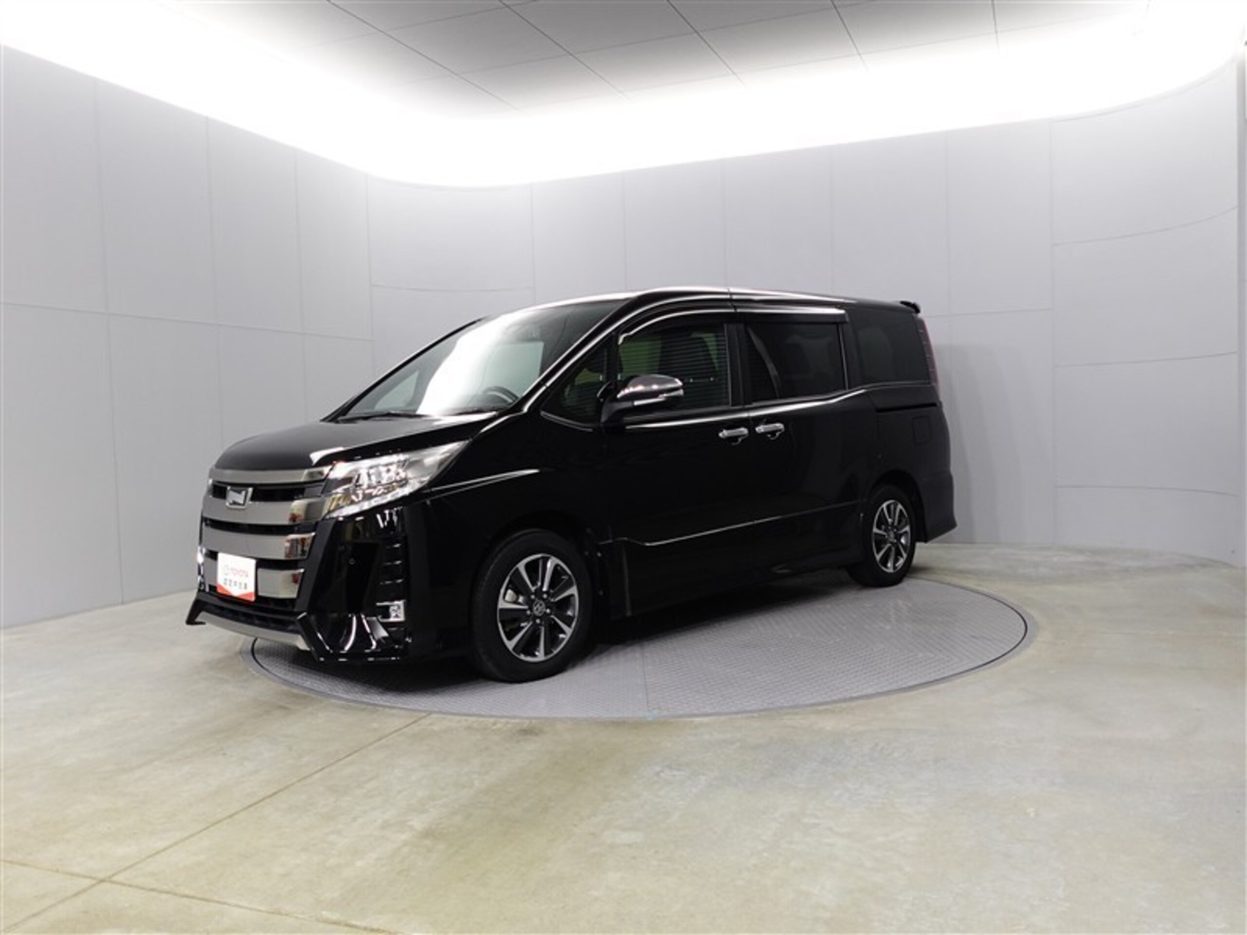2021 Toyota Noah — photo 2