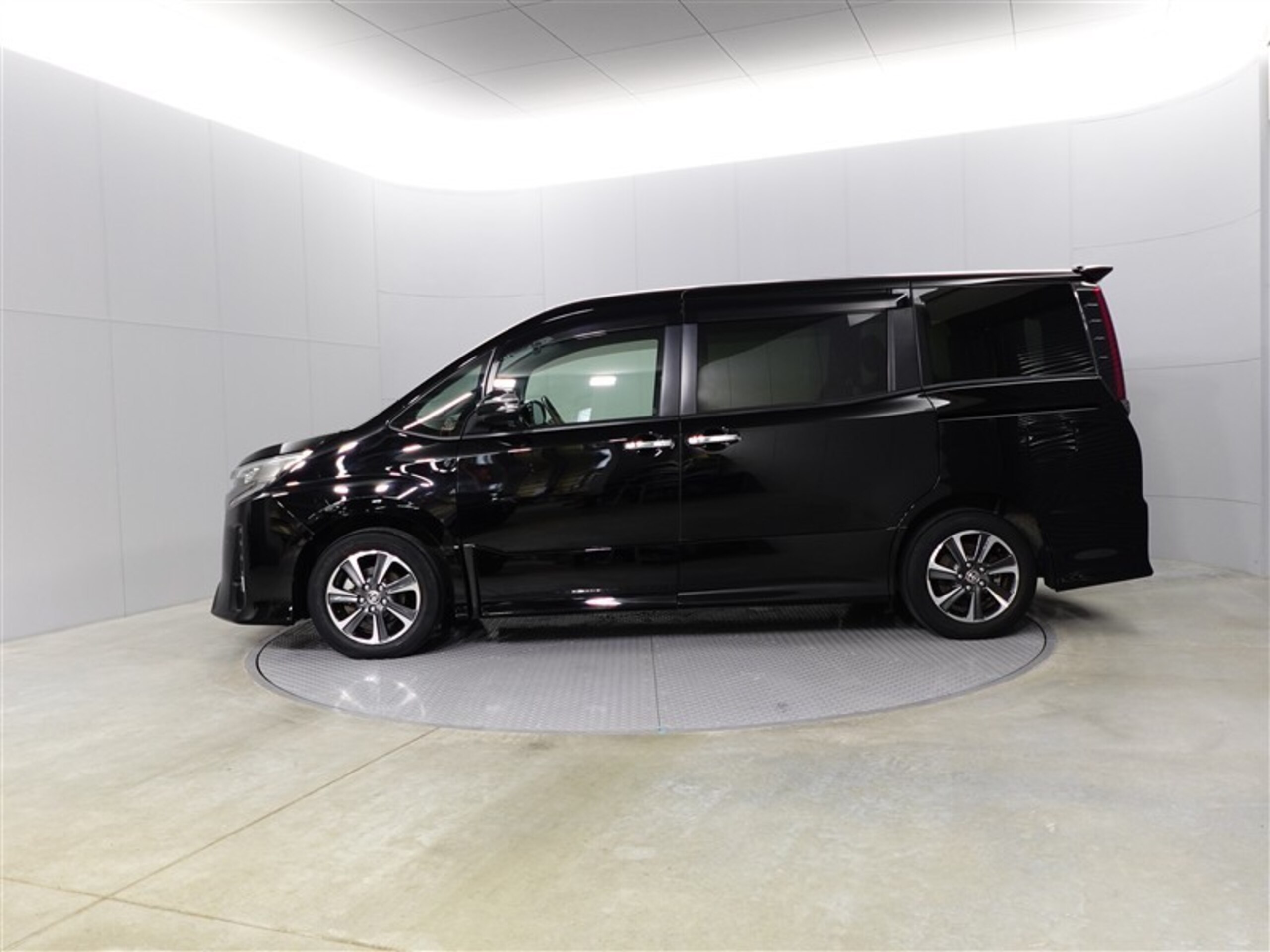 2021 Toyota Noah — photo 3
