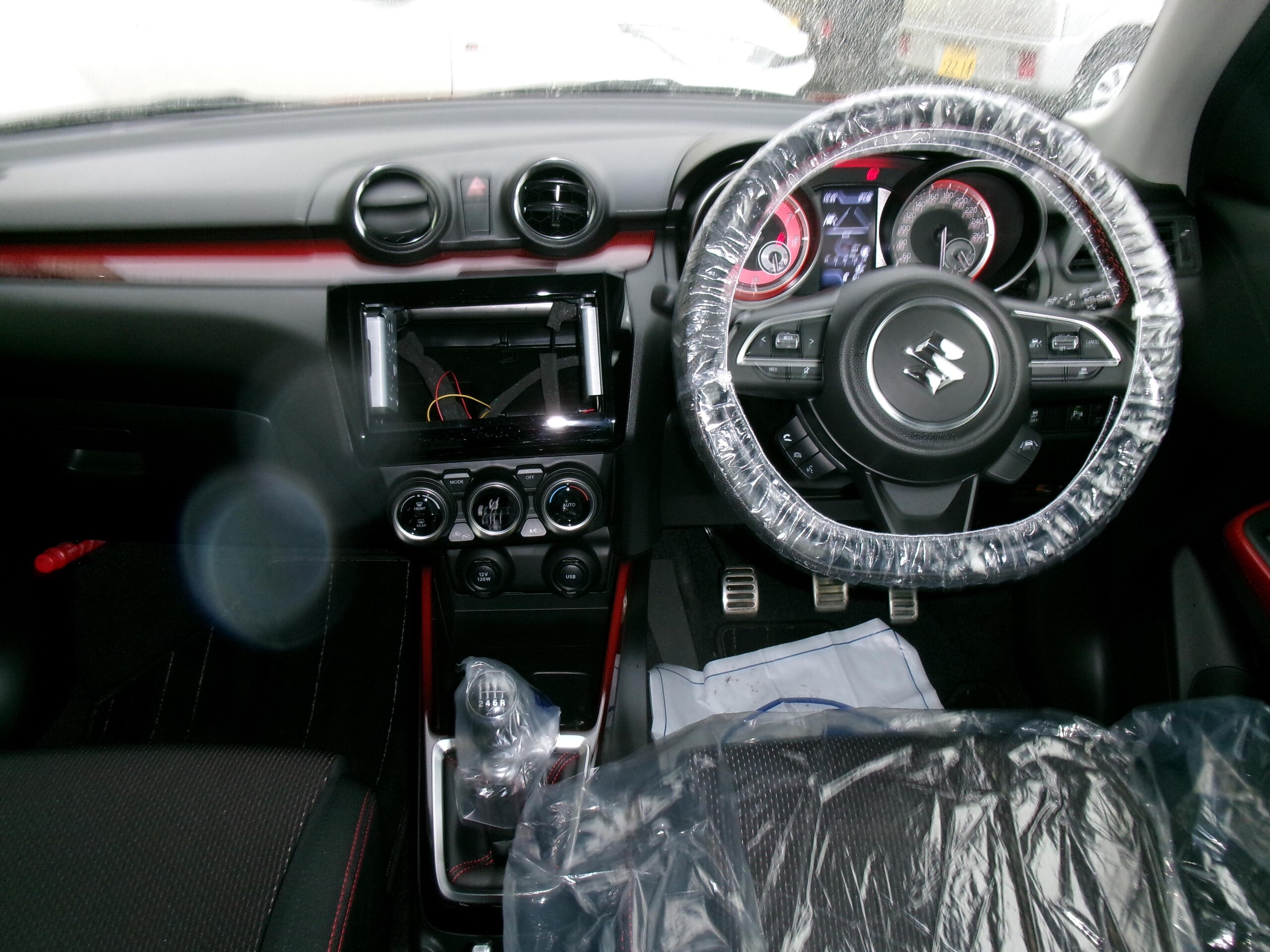 2025 Suzuki Swift — photo 2