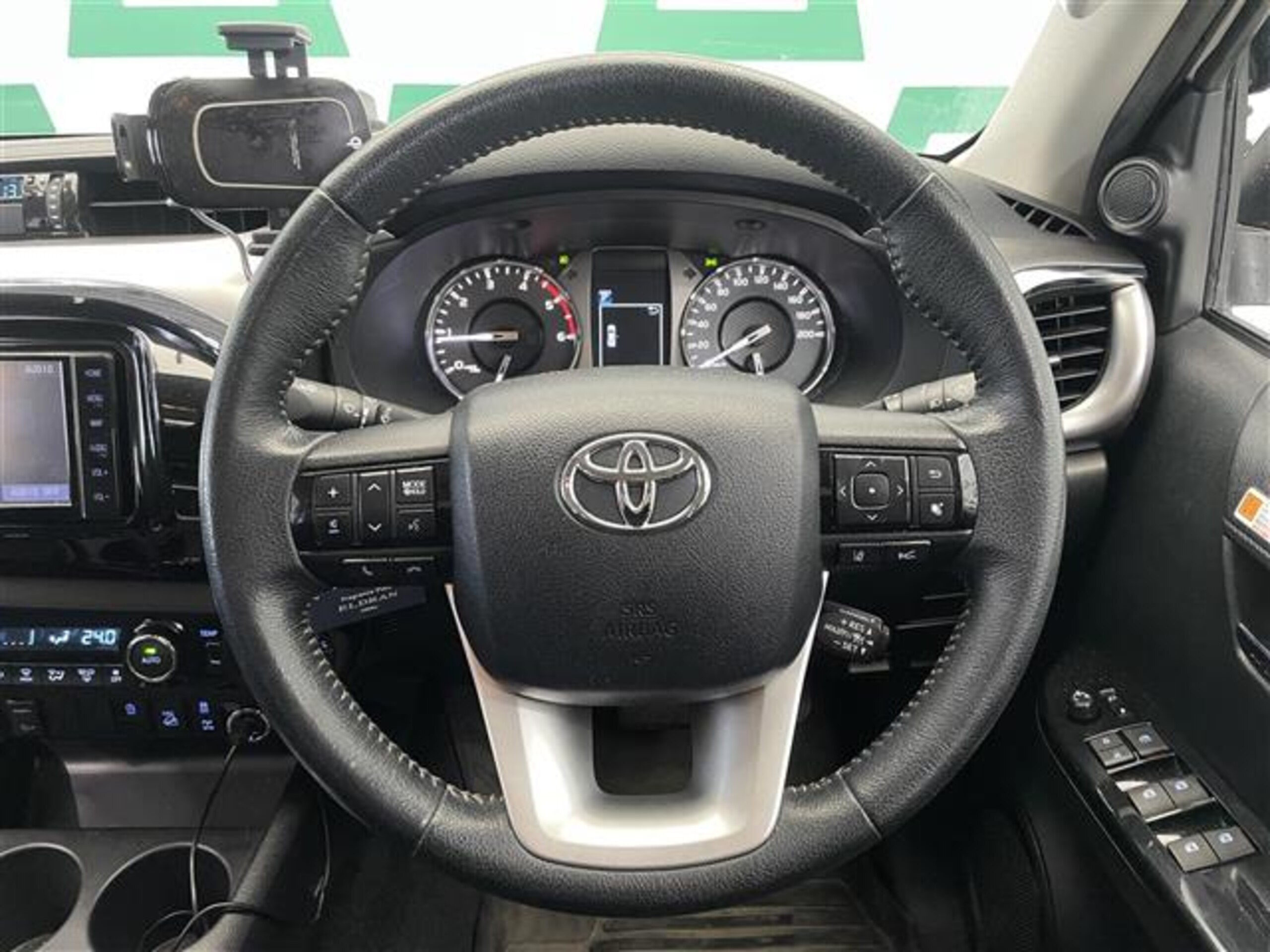 2021 Toyota Hilux — photo 2