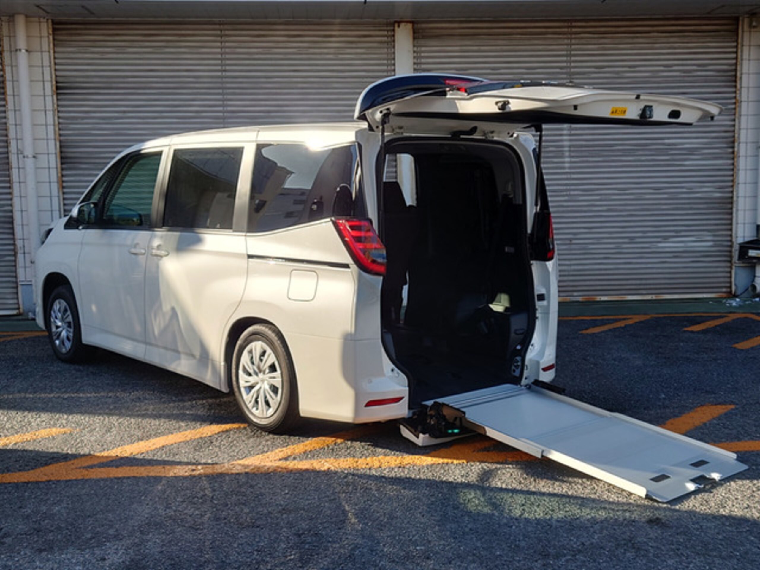 Toyota Noah 2.0 X Welcab Wheelchair Specification Type II with Third Seat, Pull-out Ramp, 4WD, Hail Damage, Bilateral Power Sliding Doors