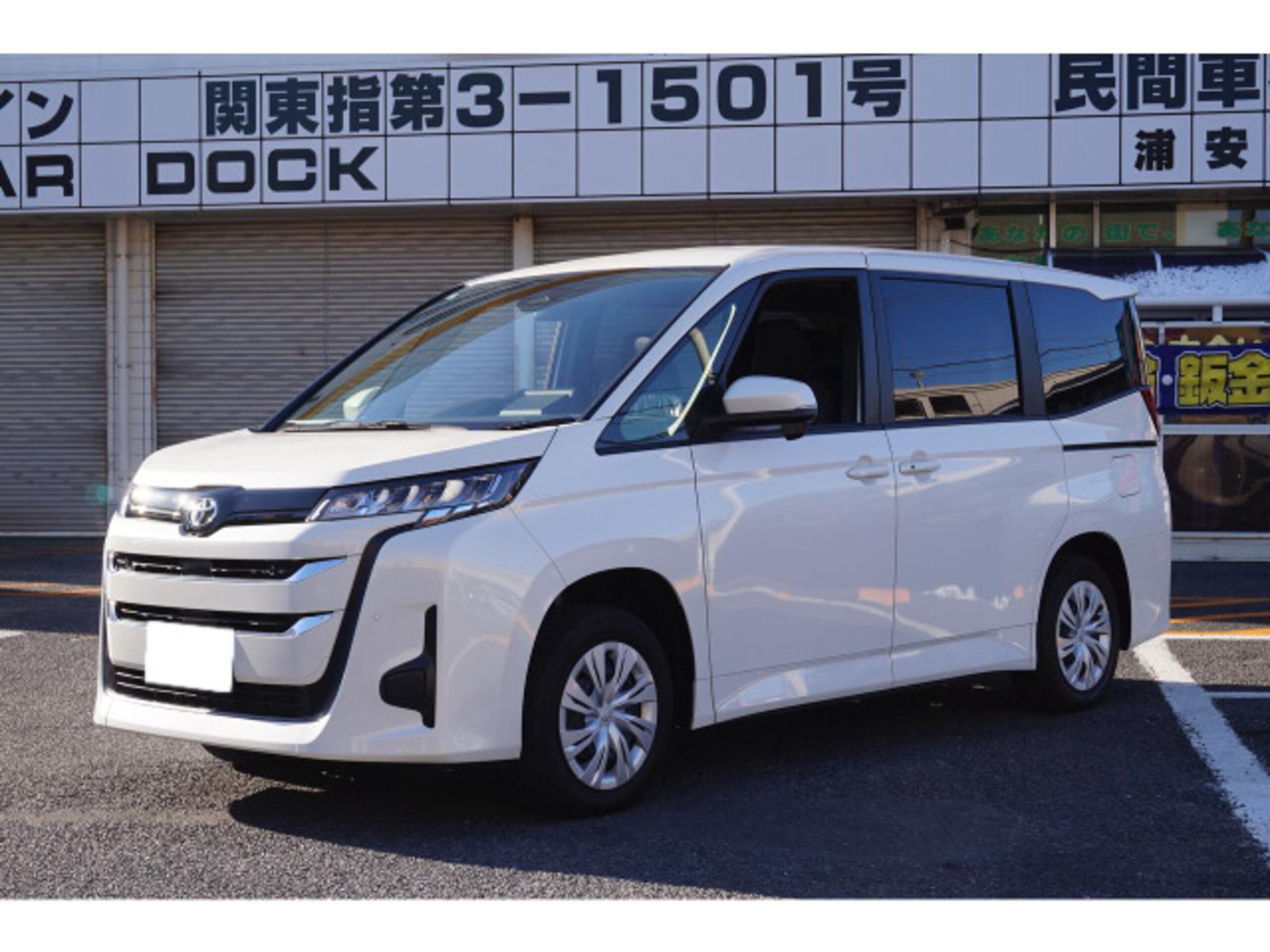 Toyota Noah 2.0 X Welcab Wheelchair Specification Type II with Third Seat, Pull-out Ramp, 4WD, Hail Damage, Bilateral Power Sliding Doors — photo 7