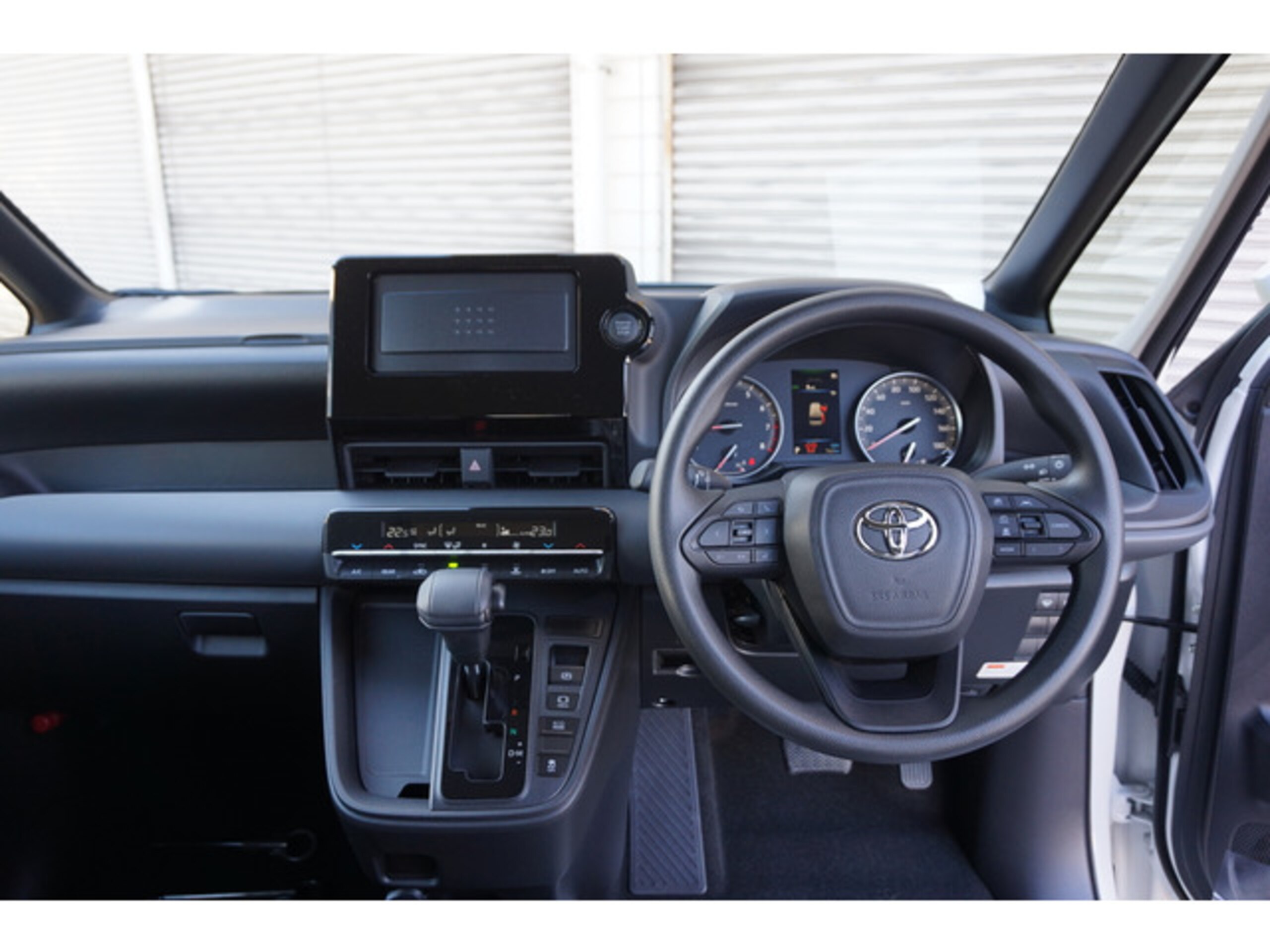 Toyota Noah 2.0 X Welcab Wheelchair Specification Type II with Third Seat, Pull-out Ramp, 4WD, Hail Damage, Bilateral Power Sliding Doors — photo 9