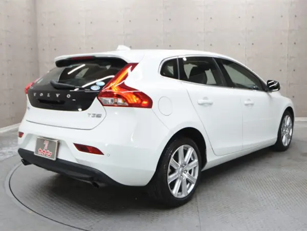 2020 Volvo V40 — photo 2