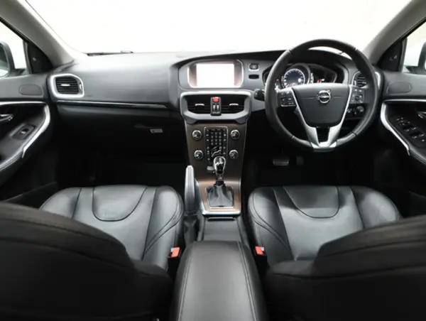 2020 Volvo V40 — photo 3