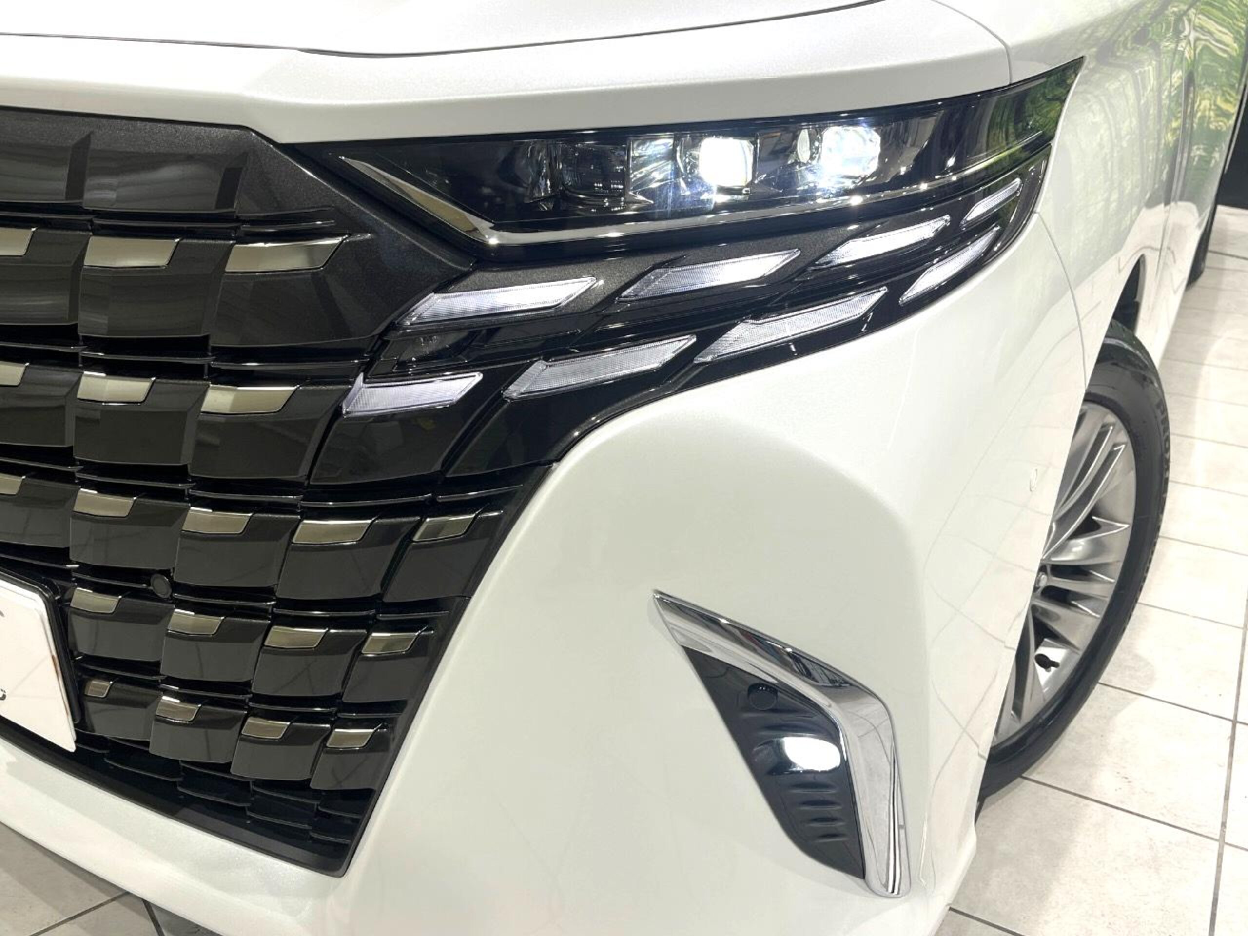 Toyota Alphard Hybrid 2.5 Z E-Four 4WD — photo 8