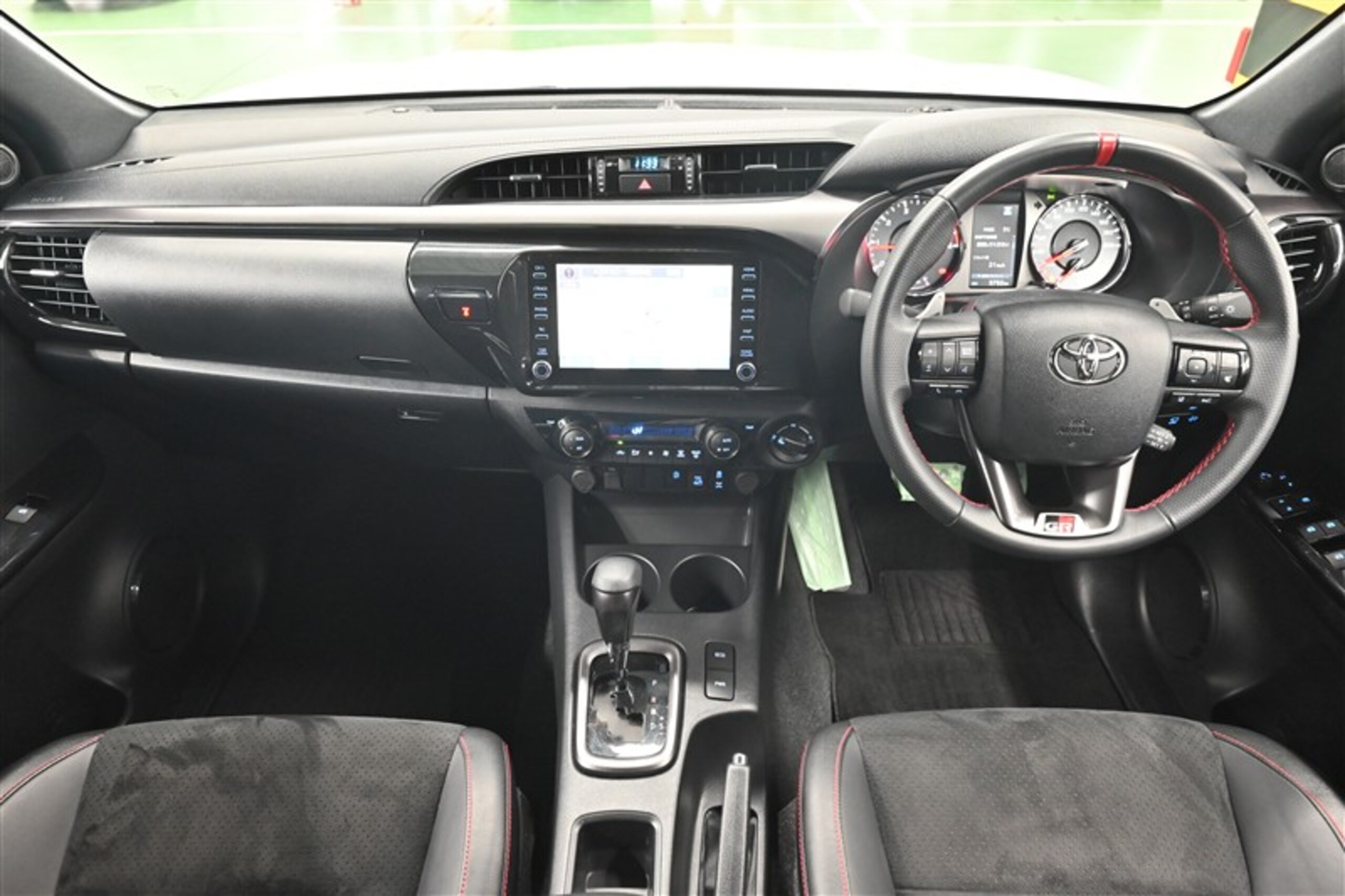 Toyota Hilux 2.4 Z GR Sport Diesel Turbo 4WD with Navigation and Panoramic View Monitor — photo 7