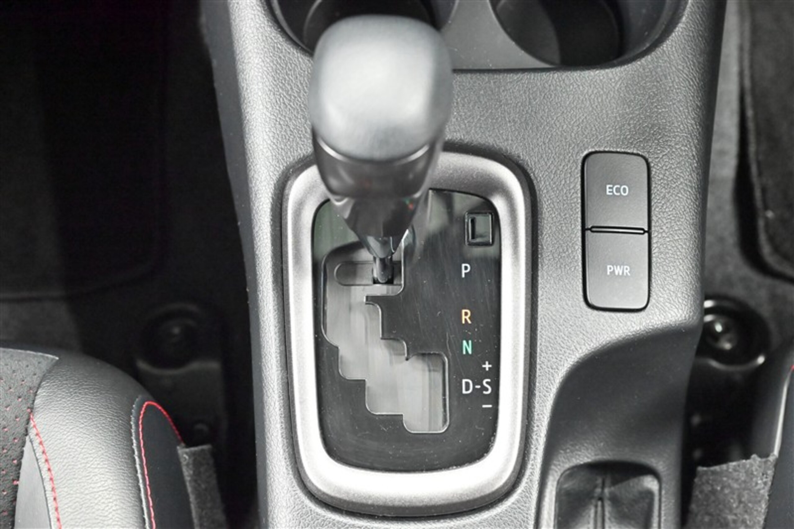 Toyota Hilux 2.4 Z GR Sport Diesel Turbo 4WD with Navigation and Panoramic View Monitor — photo 8