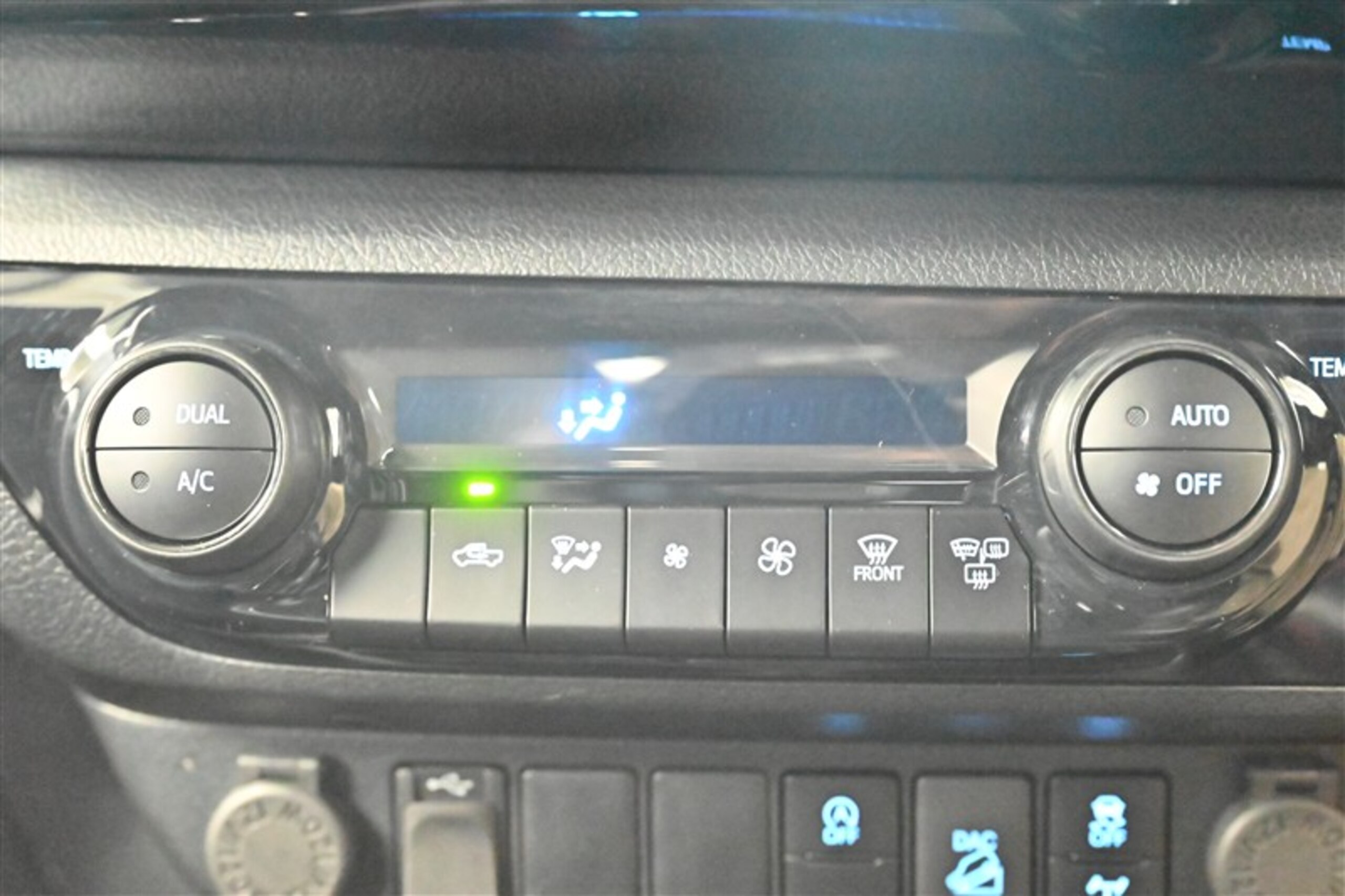 Toyota Hilux 2.4 Z GR Sport Diesel Turbo 4WD with Navigation and Panoramic View Monitor — photo 9