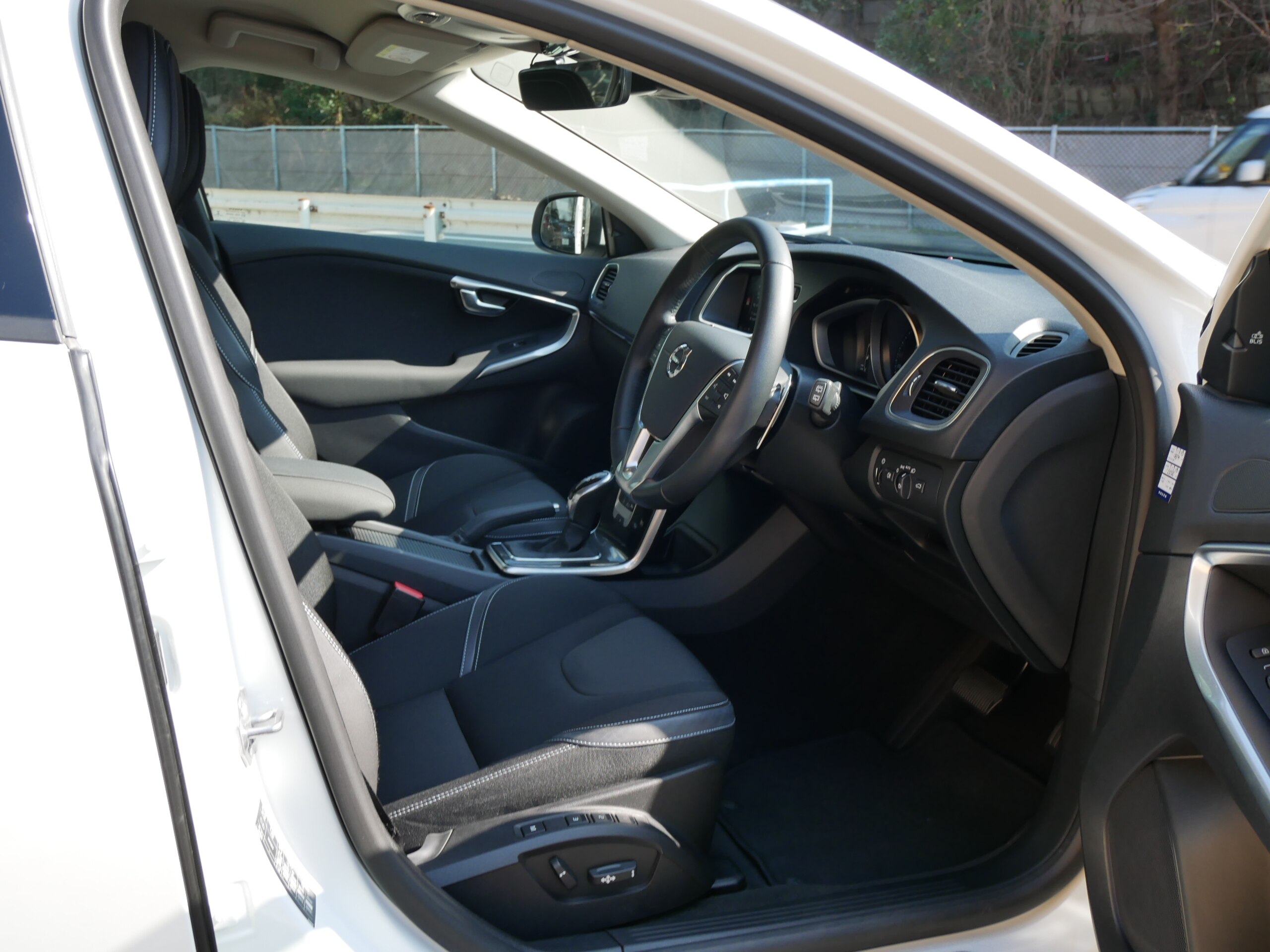 Volvo V40 T3 Momentum Final Edition One-Owner Non-Smoker — photo 7