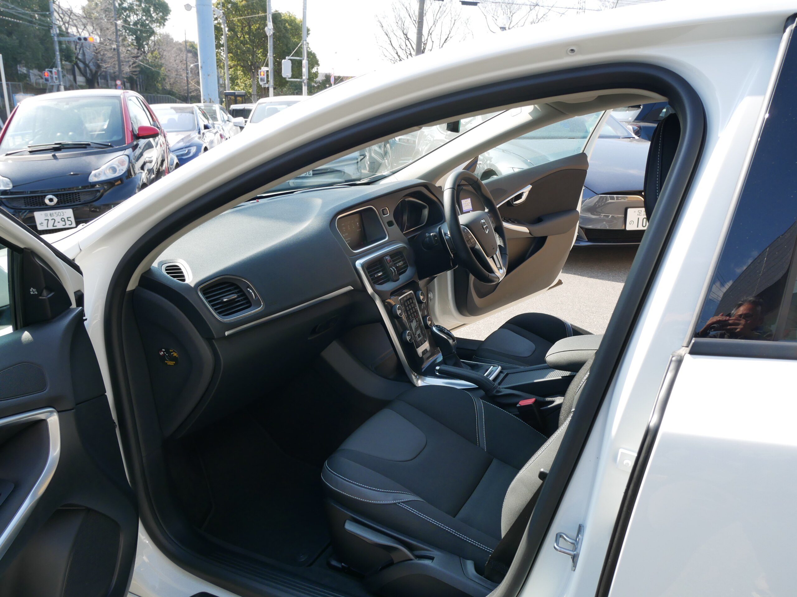 Volvo V40 T3 Momentum Final Edition One-Owner Non-Smoker — photo 8