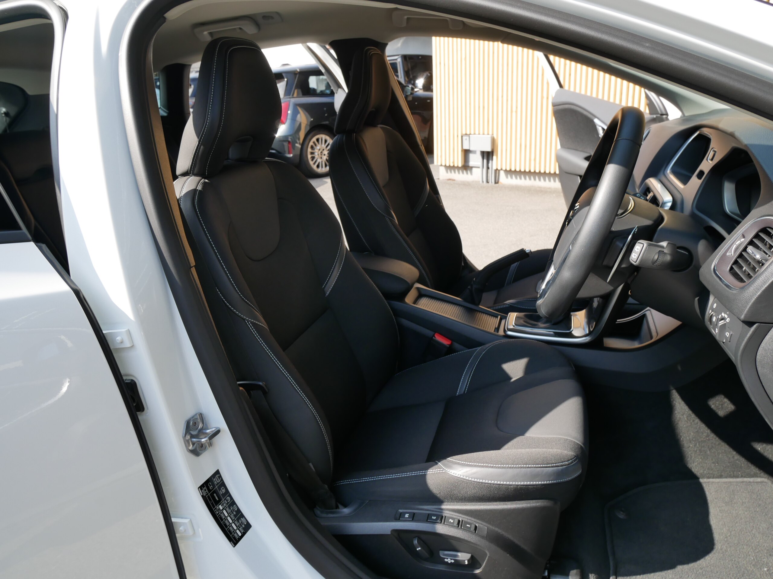 Volvo V40 T3 Momentum Final Edition One-Owner Non-Smoker — photo 9