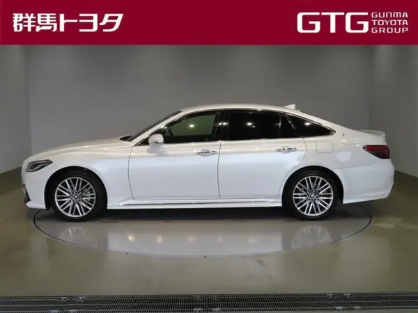 2021 Toyota Crown — photo 2