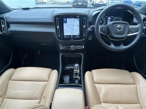 2022 Volvo Xc40 — photo 2