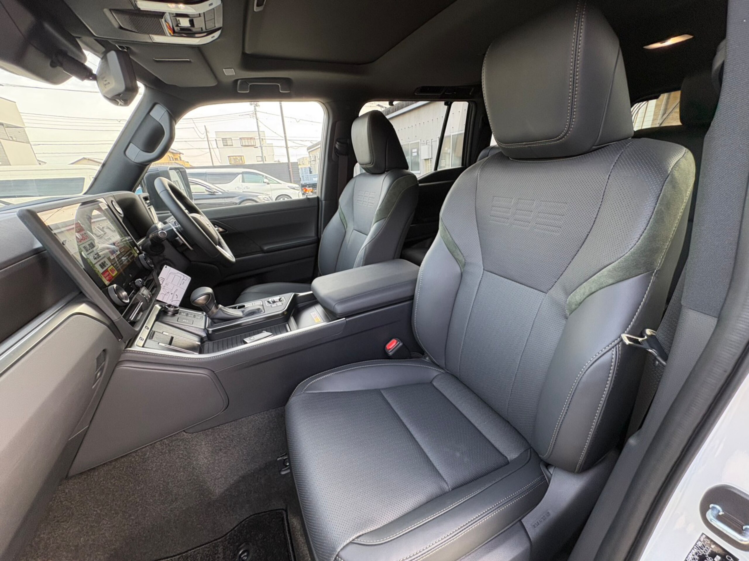 Lexus GX550 OverTrail Plus 4WD Mark Levinson Moonroof Digital Inner Mirror Cool Box Panoramic View Monitor (White) — photo 8