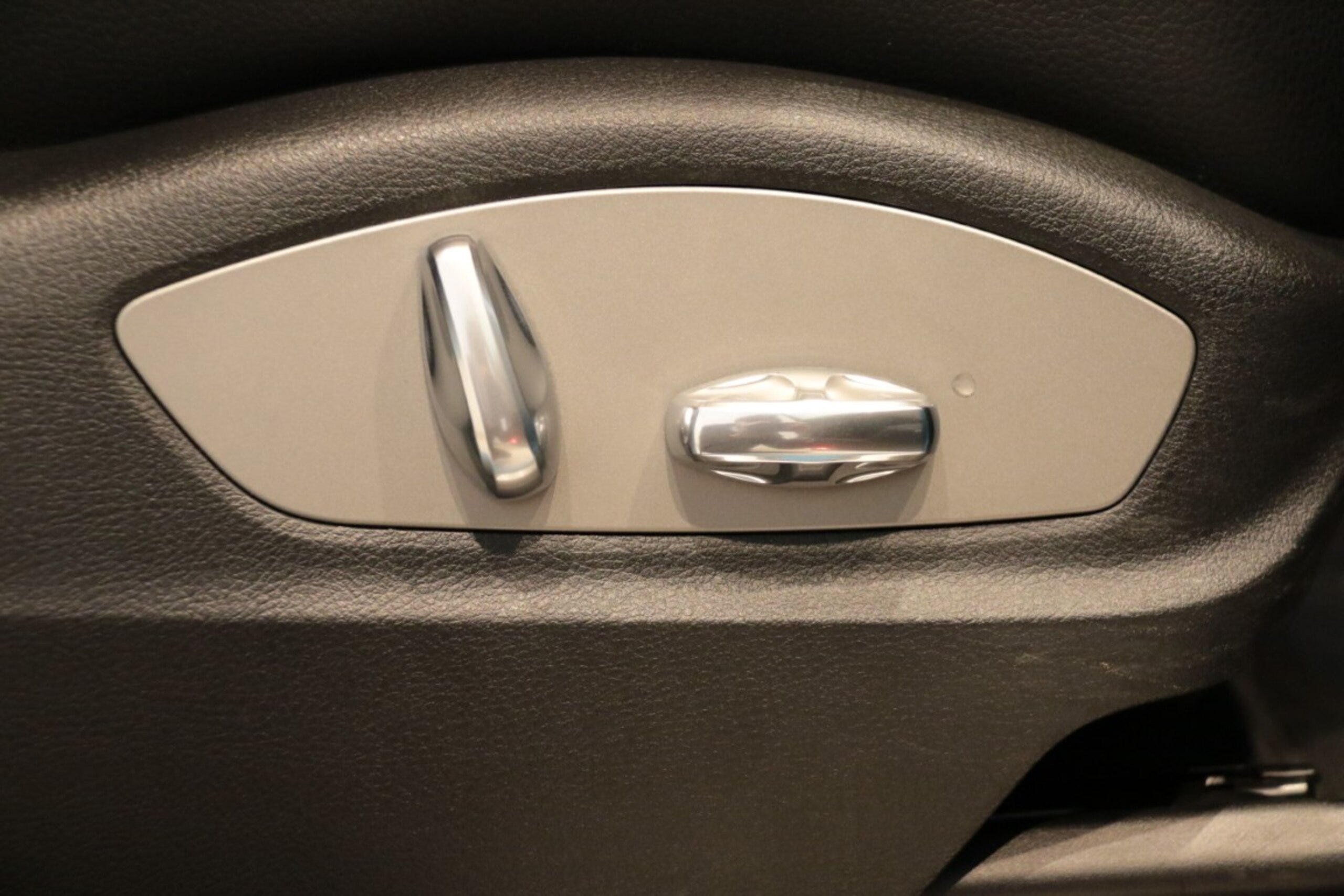 Porsche Macan PDK 4WD Sport Chrono Package Sport Design Package BOSE Sound Surround View System ACC Genuine 20-inch AW Entry Drive (Miami Blue) — photo 8