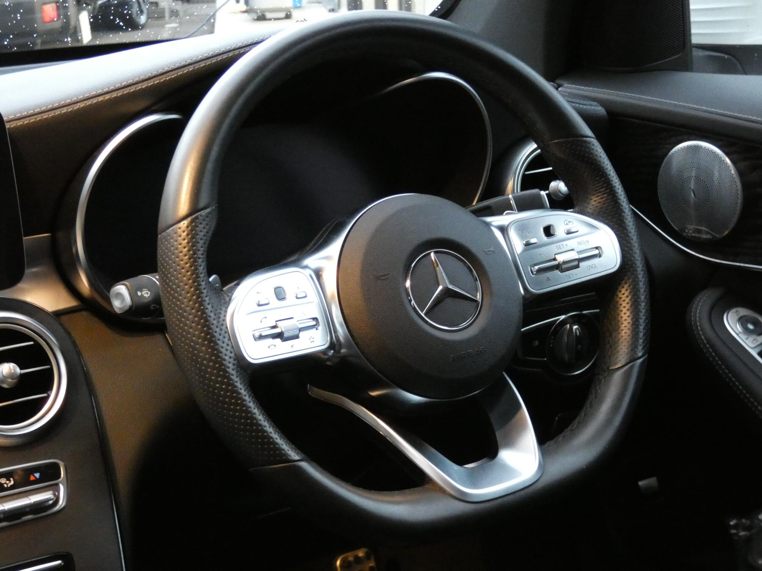 Mercedes-Benz GLC300 4MATIC AMG Line 4WD Facelift Leather EXC-PKG Panorama Sunroof Black Leather Seats with Heater & Ventilation 10.25-inch Display (MBUX) Burmester Surround Camera & PTS HUD & RSP Multibeam LED Energizing Package Air Suspension Genuine 20AW 1-Owner (Diamond White) — photo 7