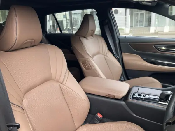 Toyota Crown 2.5 Z Hybrid Panoramic Roof/Display Audio+Nav 12.3-inch/Digital Inner Mirror/Toyota Safety Sense/Front Seat Heaters/Panoramic View Monitor/Lane Departure Prevention System (Precious Metal) — photo 7