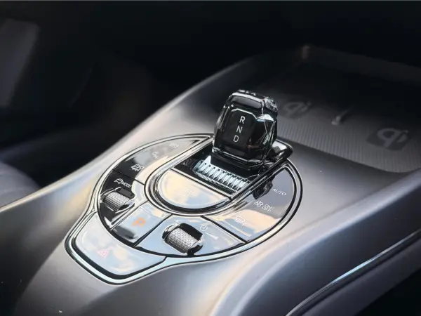 BYD Seal AWD Registered Unused Car / 15.6-inch Display / Glass Roof / Non-smoking / (Aurora White) — photo 9