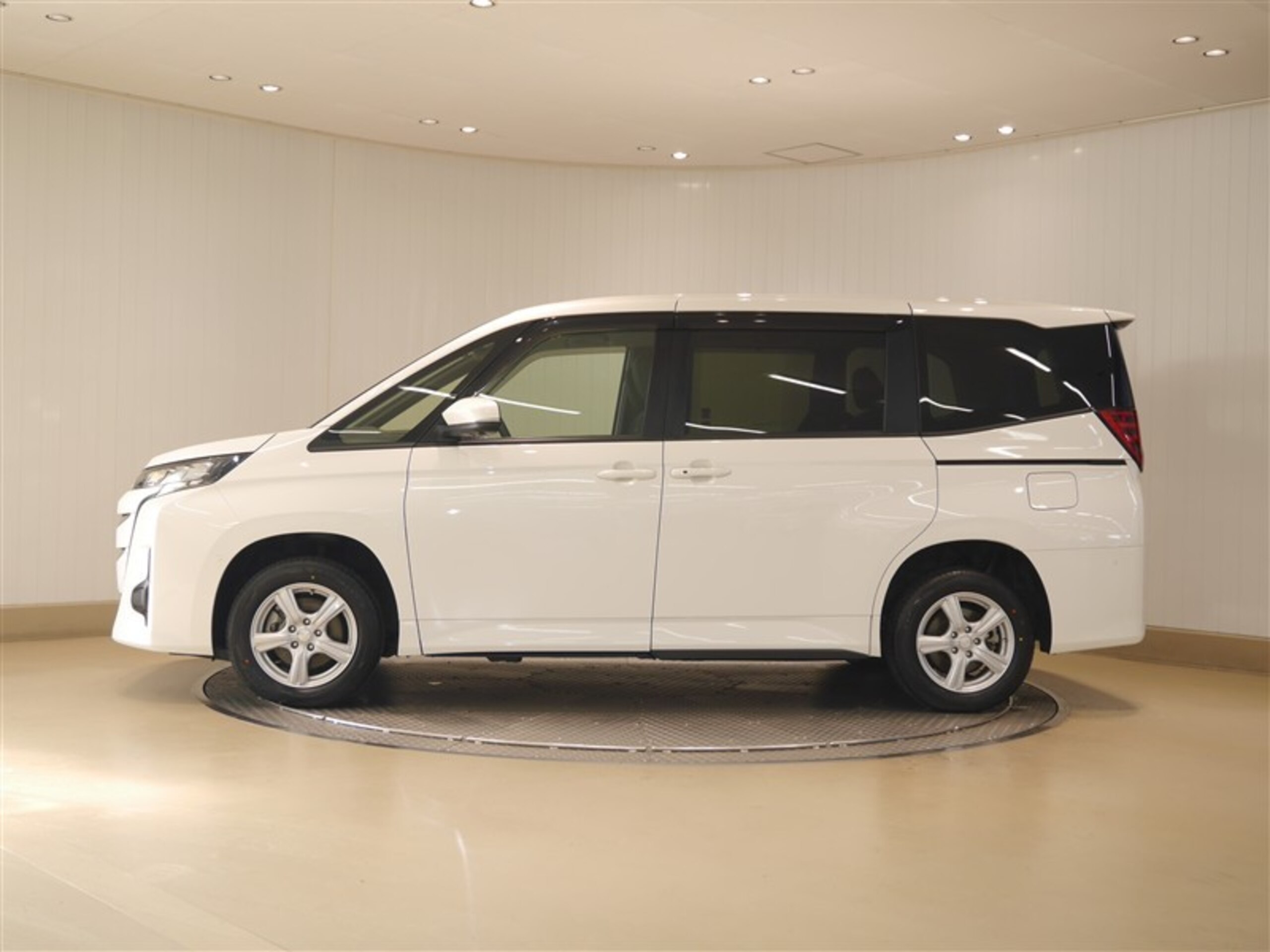 2022 Toyota Noah — photo 2