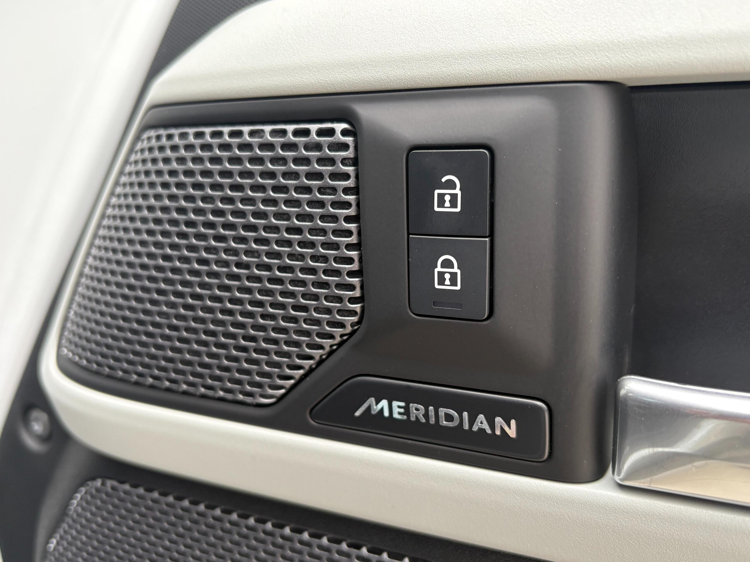 Land Rover Defender 110 X Dynamic HSE 3.0L D300 Diesel Turbo 4WD — photo 9