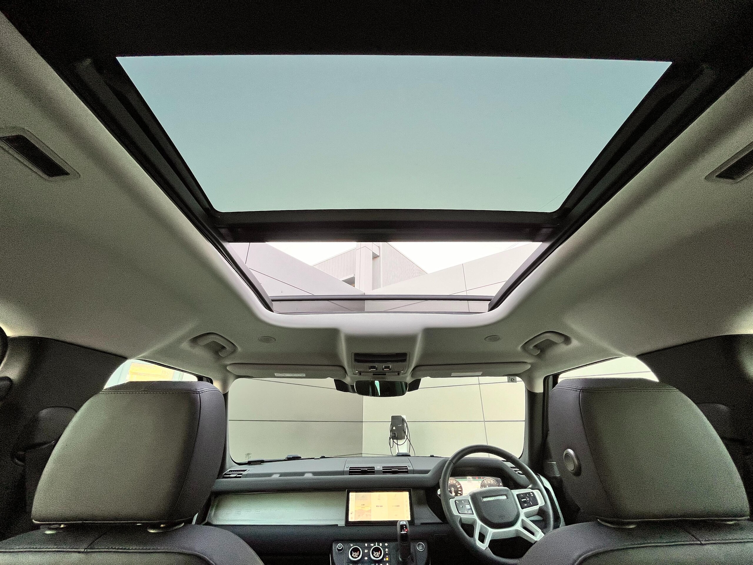 2023 Landrover Defender — photo 2