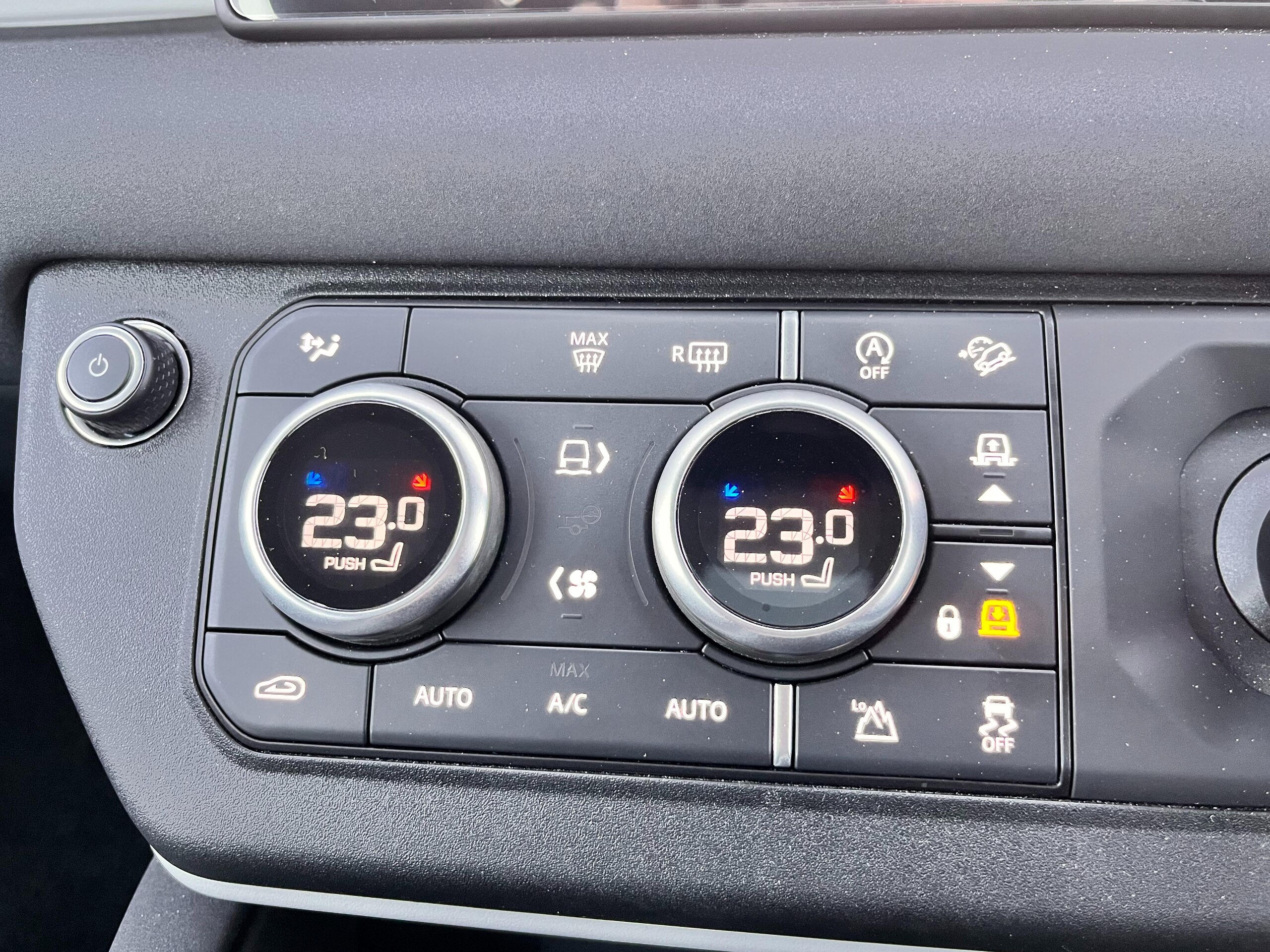 2023 Landrover Defender — photo 3