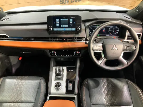 2023 Mitsubishi Outlander — photo 2