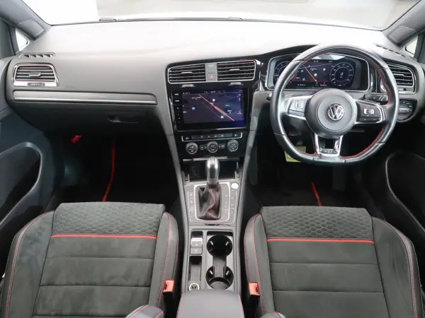 2019 Volkswagen Golf — photo 2