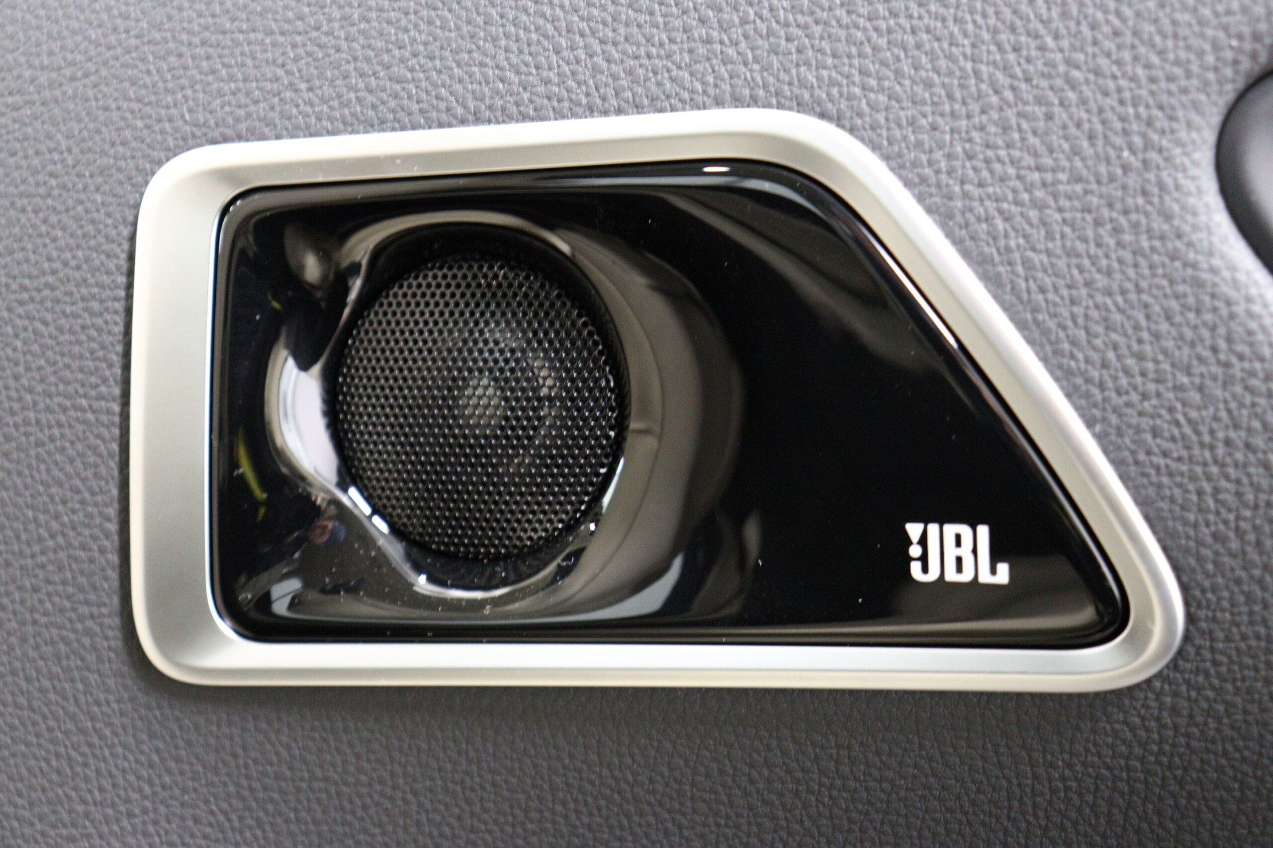 2025 Toyota Landrcuiser 300 — photo 2