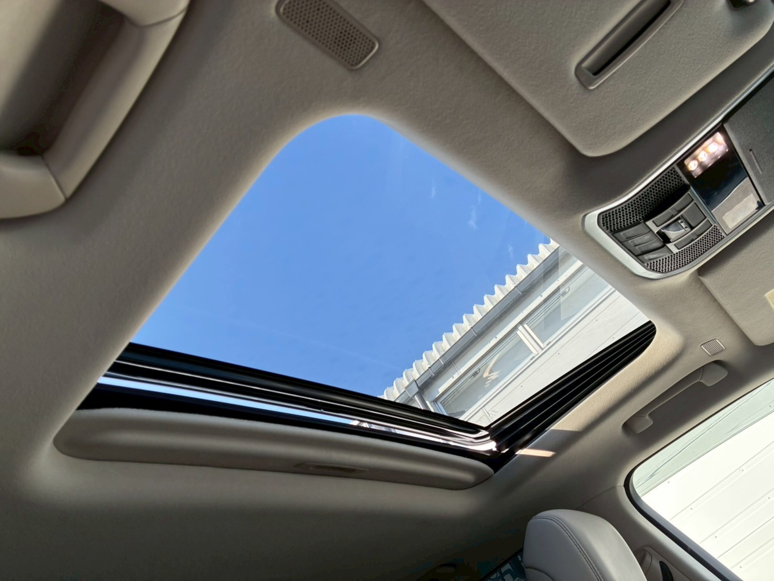 2023 Toyota Landrcuiser 300 — photo 3