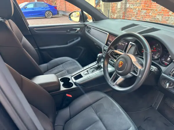 Porsche Macan PDK 4WD One Owner / Around View Camera / Lane Departure Alert / Adaptive Cruise Control / Power Seat / Half Leather Seat / Power Back Door (Volcano Grey Metallic) — photo 7