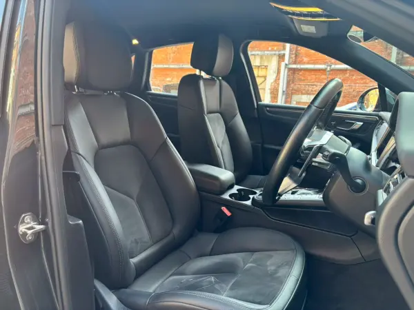Porsche Macan PDK 4WD One Owner / Around View Camera / Lane Departure Alert / Adaptive Cruise Control / Power Seat / Half Leather Seat / Power Back Door (Volcano Grey Metallic) — photo 8
