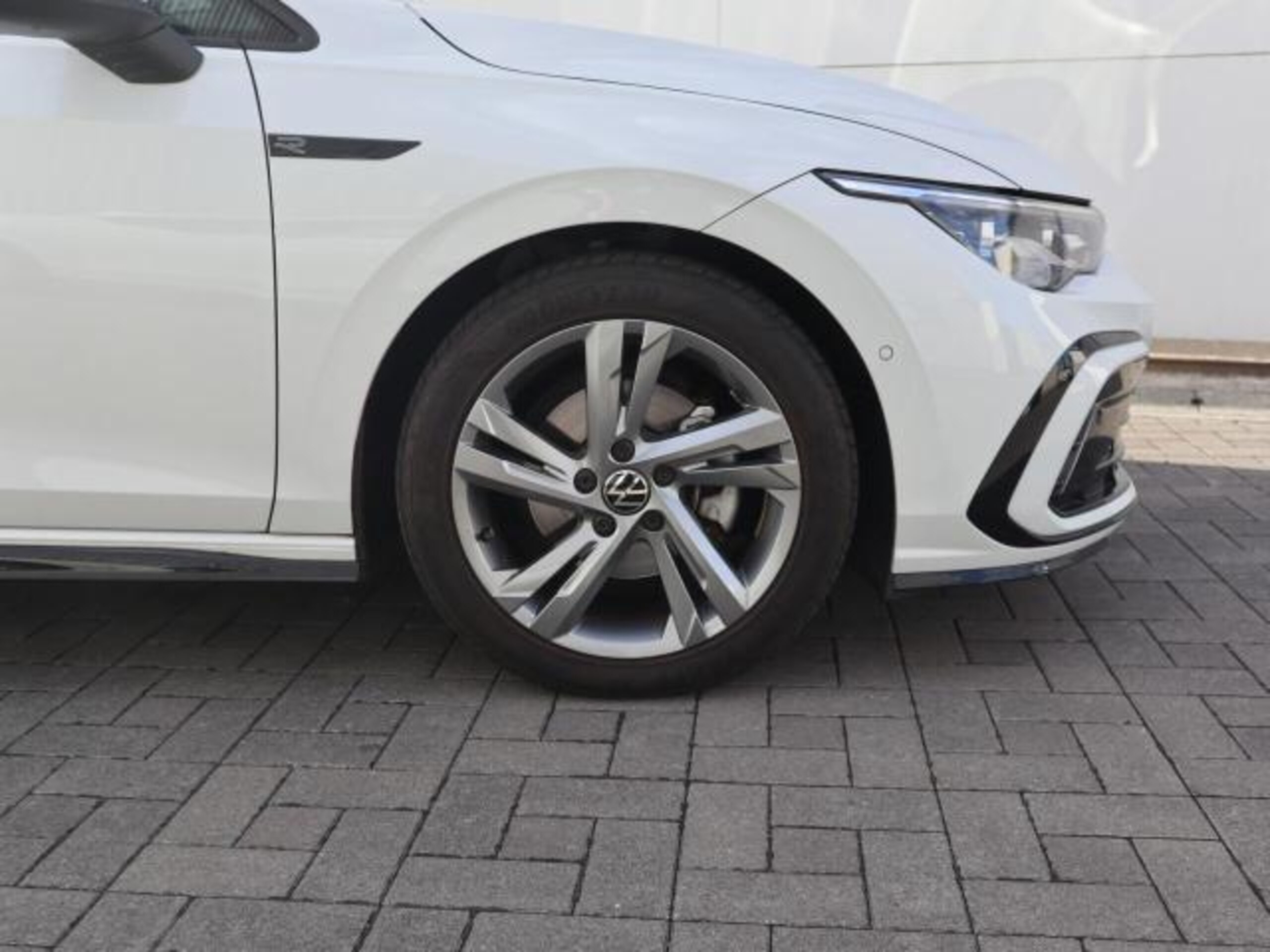 2021 Volkswagen Golf — photo 3