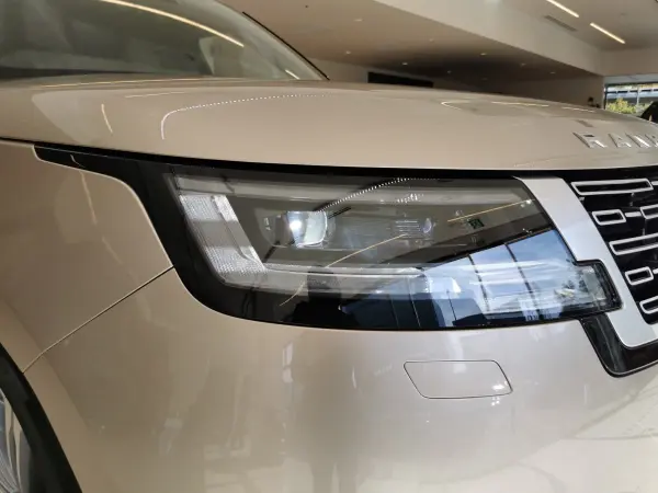 Land Rover Range Rover Autobiography 3.0L D300 Standard Wheelbase Diesel Turbo 4WD Non-Smoking Vehicle 1 Owner Brown Leather SR Seat H&C MERIDIAN Electric Side Steps Head-Up Display ClearSight Interior Rearview Mirror Center Console Rapid Cooler Box Front Seat Massage (Batumi Gold (Metallic)) — photo 7