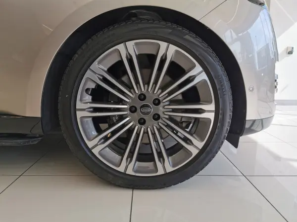 Land Rover Range Rover Autobiography 3.0L D300 Standard Wheelbase Diesel Turbo 4WD Non-Smoking Vehicle 1 Owner Brown Leather SR Seat H&C MERIDIAN Electric Side Steps Head-Up Display ClearSight Interior Rearview Mirror Center Console Rapid Cooler Box Front Seat Massage (Batumi Gold (Metallic)) — photo 8