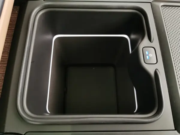 Land Rover Range Rover Autobiography 3.0L D300 Standard Wheelbase Diesel Turbo 4WD Non-Smoking Vehicle 1 Owner Brown Leather SR Seat H&C MERIDIAN Electric Side Steps Head-Up Display ClearSight Interior Rearview Mirror Center Console Rapid Cooler Box Front Seat Massage (Batumi Gold (Metallic)) — photo 9